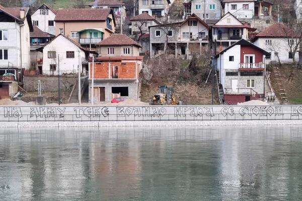 U SRPSKOM GRADU OSVANULA DIREKTNA PORUKA ZA VELJU NEVOLJU! Ispisane reči na zidu šokirale građane (FOTO)