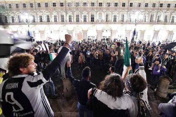 NEMAJU VIŠE STRPLJENA ZA LOŠE REZULTATE: Navijači italijanskog šampiona istakli parolu ispred stadiona! (FOTO)