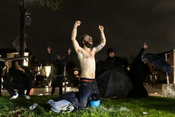 PONOVO HAOS U AMERICI ZBOG JOŠ JEDNOG UBISTVA CRNCA: Policija bacala SUZAVAC i DIMNE BOMBE na demonstrante (VIDEO)