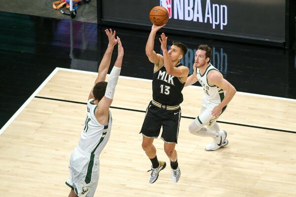 BOGDAN OPET SIPAO TROJKE, PORED NJEGA JE I JANIS BIO NEPRIMETAN! Seltiksima najveći derbi, Finiks ne staje! (VIDEO)