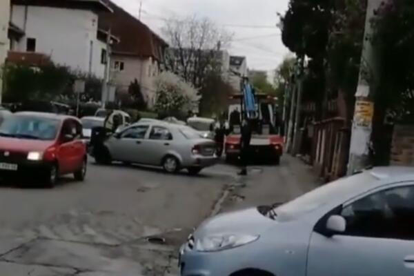 HTEO DA NAPLATI KAZNU ZA NEPROPISNO PARKIRANJE, PA ZAVRŠIO NA HAUBI: Saobraćajac UMALO STRADAO NA NBG (VIDEO)