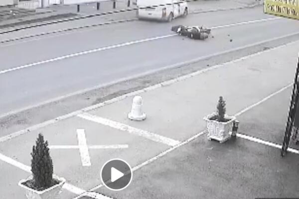 STRAVIČNA NEZGODA NA IBARSKOJ! Motociklista se zakucao u KOMBI KOJI SE OKRETAO, ostao nepomično da leži! (VIDEO)