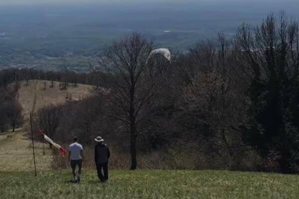 PARAGLAJDERISTU SKIDALI SA DRVETA: Malo se zaneo, pa ZAVRŠIO IZMEĐU STABALA! (VIDEO)