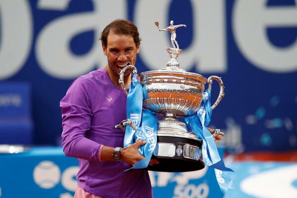 CICIPAS PROPUSTIO MEČ LOPTU, NADAL UZEO 12. TITULU! Posle najdužeg meča sezone, Rafa završio u bazenu! (FOTO/VIDEO)