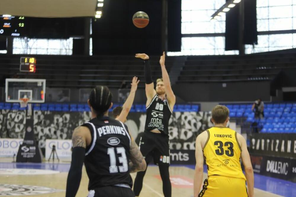 PARTIZAN U PUNOJ BRZINI PREGAZIO SPLIT! Crno-beli na dostojan način završili sezonu 80:58 (VIDEO)