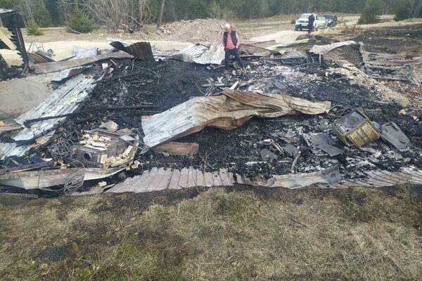 LUKSUZNA VIKENDICA U JABUCI IZGORELA DO TEMELJA! Poznato šta se desilo pre požara (FOTO)