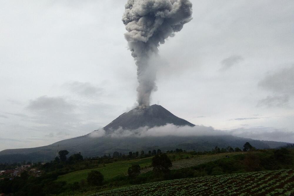 ERUPCIJA VULKANA NA SUMATRI, KULJA VRELI PEPEO NA SVE STRANE: U toku hitna evakuacija stanovništva! (FOTO/VIDEO)