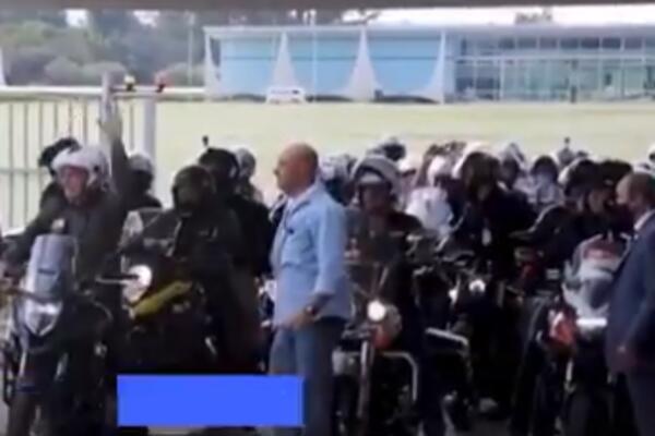 DOK JE BRAZIL U KANDŽAMA KORONE PREDSEDNIK SE ZABAVLJA! Bolsonaro predvodio masovni skup vozača motora (VIDEO)