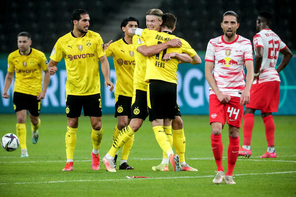 DORTMUND SUVERENO DO TROFEJA: Sančo i Haland uništili Lajpcig (VIDEO+FOTO)