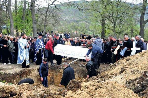 DŽONIĆ NA SAHRANI GORANA ĐOKIĆA ČUPAO KOSU S GLAVE I PRAVIO HAOS, PSOVAO: Da se ne poveruje