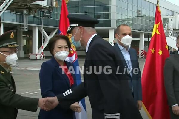 STIGLO JOŠ 440.000 VAKCINA IZ KINE: Na aerodromu ih dočekala visoka državna delegacija