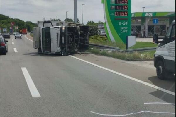 PREVRNUO SE KAMION KOD IKEE: Stvorila se gužva kod isključenja za Vrčin (FOTO)