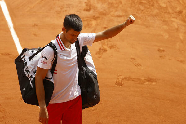 NOVAK JE U ČETVRTFINALU! Museti je predao Đokoviću meč, jer više nije mogao da stoji (6:7, 6:7, 6:1, 6:0, 4:0)