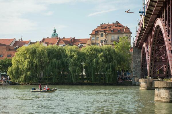 SVI OTIŠLI KOD KOMŠIJA U GOSTE! Ova ZEMLJA u regionu je NAJPOSEĆNIJA tokom praznika, ima čak 90.000 TURISTA!