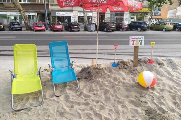 BEOGRAĐANI NAPRAVILI PLAŽU U CENTRU GRADA! Tu su ležaljke, pesak i suncobran, samo im MORE nedostaje! (FOTO)