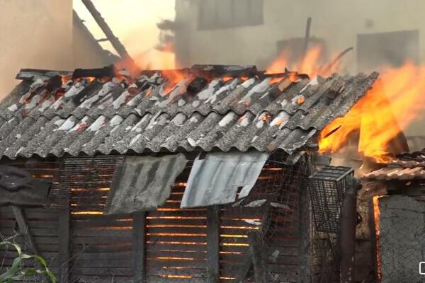 GORE KUĆE U GRAČANICI, STANOVNICI EVAKUISANI: Vatrogasci su na licu mesta! (VIDEO)