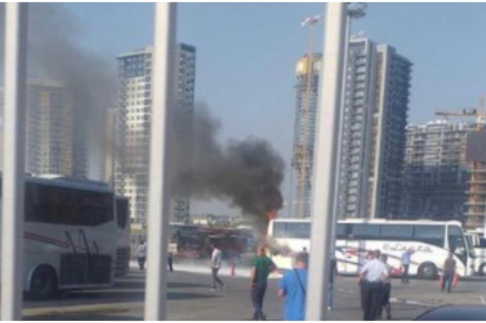 GORI AUTOBUS NA STANICI! Iz "Laste" kuljao gust, crn dim (FOTO)