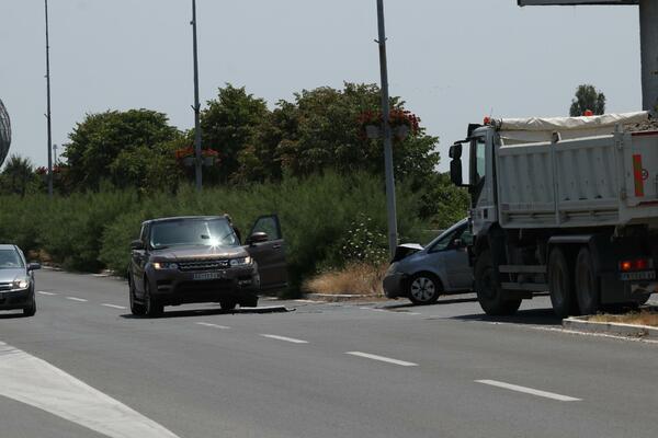 SUDARILA SE DVA KAMIONA U SURČINU! Povređena jedna osoba u nesreći