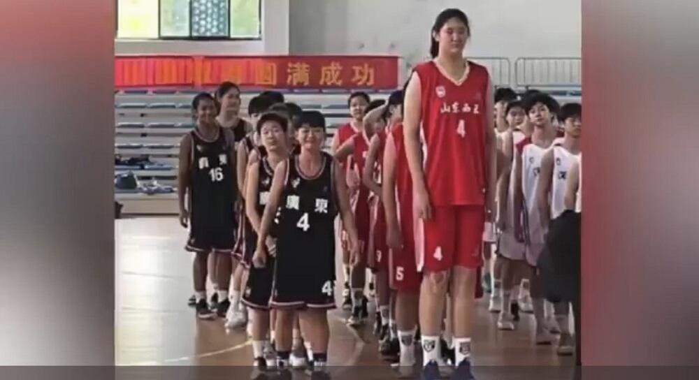 Zenski Yao Ming Ima Tek 14 Godina A Visoka Je 226 Cm M