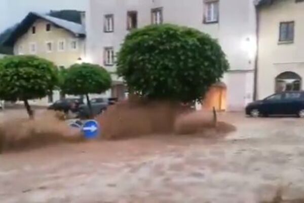 STRAVIČNE POPLAVE U AUSTRIJI! Neka mesta su potpuno POTOPLJENA, strašni snimci - ljudi se bore ZA ŽIVOT! (VIDEO)