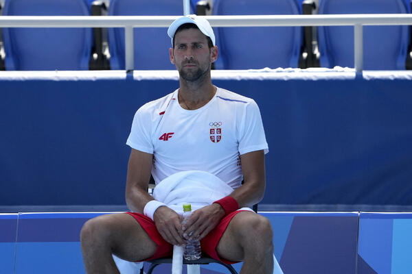 NOVAK NASTAVIO SA TRENINZIMA U TOKIJU: Za sparing partnera odabrao igrača koji mu stoji na putu do zlata (VIDEO)