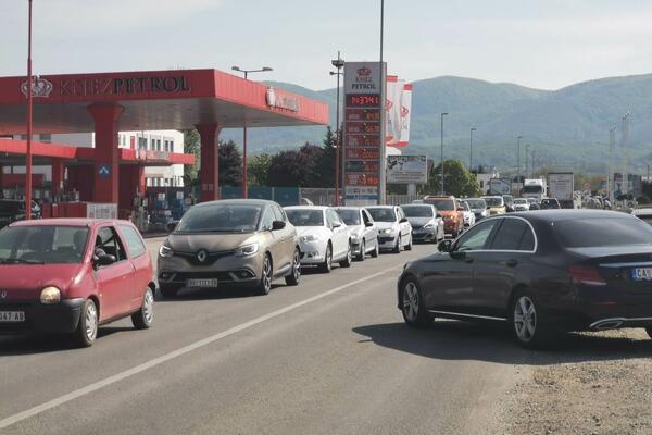 GUŽVE NA GOSTUNU: Zastoj na granicama, u toku noći čeka se i do par sati (FOTO)