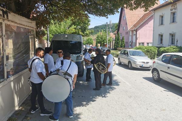 NEMA GOLIH STOMAKA I TRBUŠNIH PLESAČICA U GUČI: Paprene kazne za ugostitelje koji sa puste muziku, a da nije truba