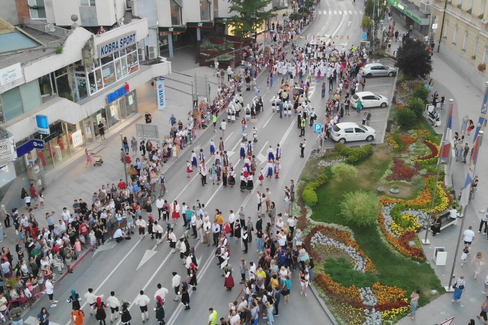 RAZGLEDNICA IZ UŽICA: Omladinci iz 8 zemalja DEFILOVALI U NARODNOJ NOŠNJI! (FOTO)