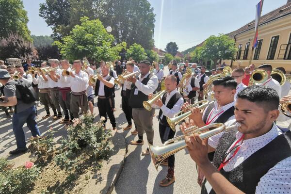 INSPEKCIJA I KOVID REDARI ODLIČNO SU ODRADILI POSAO: Oko 50.000 ljudi prošlo je kroz Guču proteklog vikenda! (FOTO)