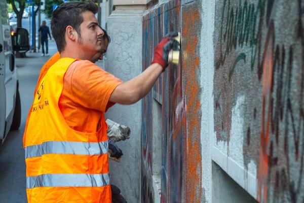 ZA LEPŠE FASADE BEOGRADA: POČELA AKCIJA UKLANJANJA GRAFITA U CENTRU GRADA