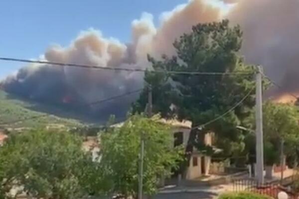 "NOVA VELIKA BITKA JE POČELA": Buknuo požar i kod ATINE, obustavljen saobraćaj na obližnjem autoputu! (VIDEO)