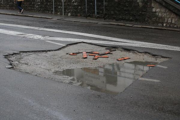 RUPE NA PUTU VAM OŠTEĆUJU AUTO? Pišite preduzeću "Beograd put" i NAPLATITE štetu