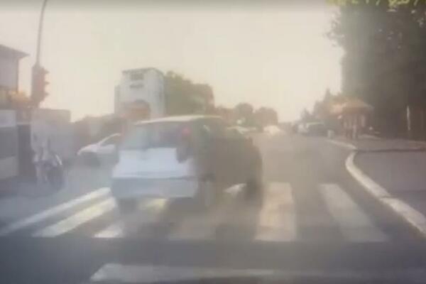 POLICIJO, REAGUJ, OVO JE STRAŠNO! U Sremčici projurio na crveno USRED BELA DANA I PRETICAO VOZILA! (VIDEO)