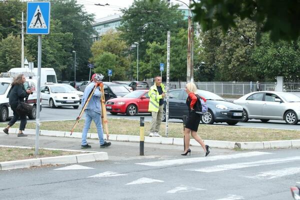 ESPRESO PAPARACO PATROLIRAO GRADOM I NALETEO NA JOVANU JEREMIĆ! Ne odvaja se od SVOG REKVIZITA i to sa ŠLJOKICAMA!