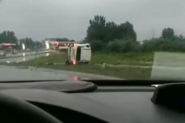 ULETEO U KRUŽNI TOK, UDARIO U BANDERU PA ZAVRŠIO TRAGIČNO! Pogledajte kako izgleda AUTOMOBIL posle toga (VIDEO)