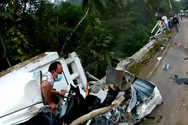 MUŠKARAC ČUDOM PREŽIVEO NAKON ŠTO MU JE KAMION SMRSKAO AUTOMOBIL: Odšetao sa lica mesta, NEVEROVATNO! (VIDEO)