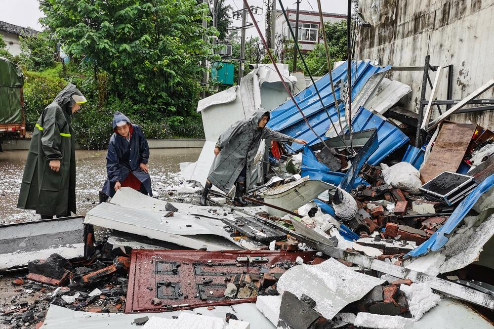 STRAVIČAN ZEMLJOTRES U KINI ODNEO NAJMANJE 3 ŽIVOTA: 60 osoba povređeno (VIDEO)