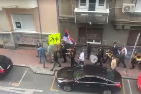 CENTAR BEOGRADA SE TRESE OD TRUBAČA! Pogledajte NAJGLASNIJU POVORKU (VIDEO)