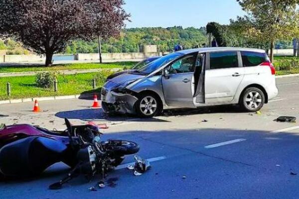 STRAVIČAN PRIZOR NA KEJU U NOVOM SADU: Automobil udario motociklistu, krv na asfaltu, rasuti delovi i kaciga (FOTO)