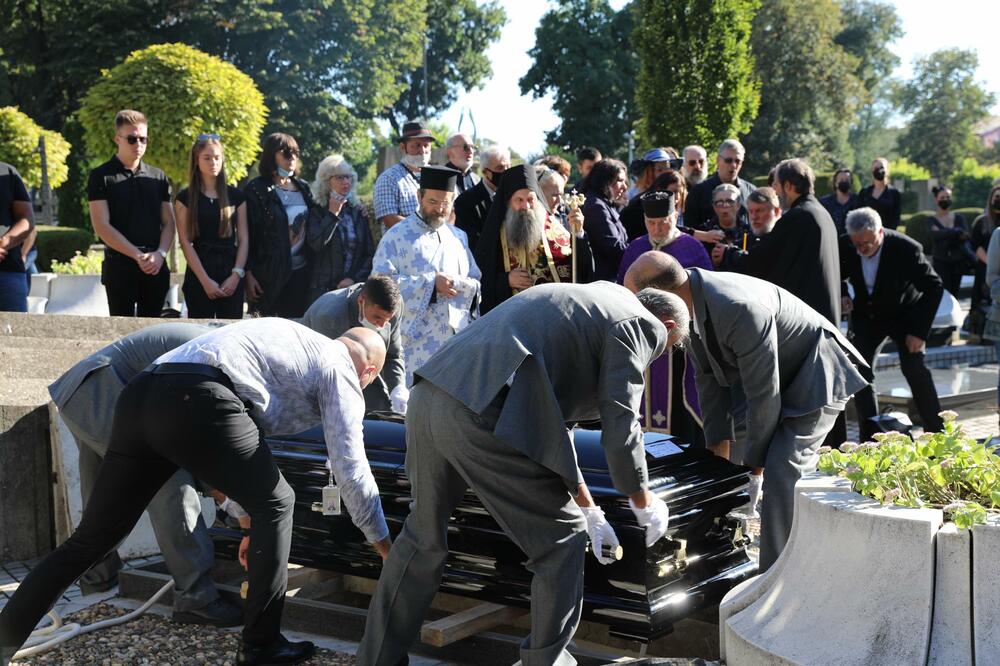 SAHRANJEN IVAN TASOVAC! Bolne scene u Aleji zaslužnih građana, ispraćen je na večni počinak , TUGA (FOTO)