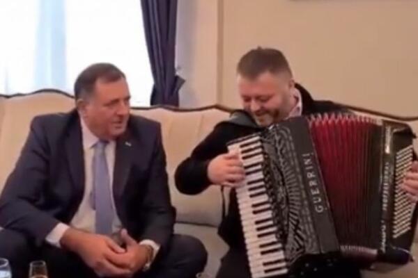 DODIK ISPUNIO OBEĆANJE: Doveo harmonikaša u svoj kabinet, orila se pesma "SRPKINJA JE MENE MAJKA RODILA"! (VIDEO)