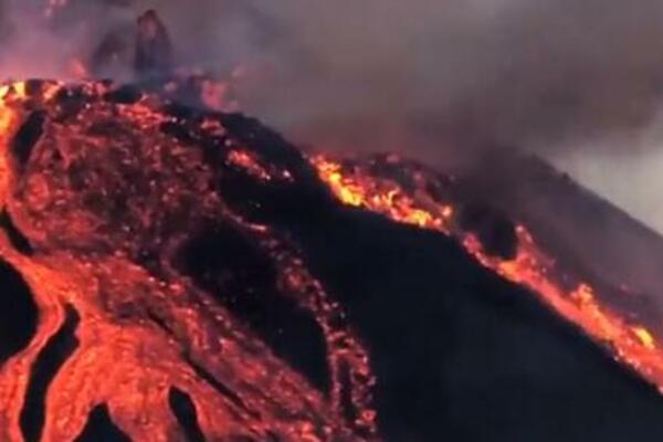 ERUPCIJI VULKANA NA ŠPANSKOM OSTRVU NE NAZIRE SE KRAJ: Lava topi sve pred sobom (VIDEO)