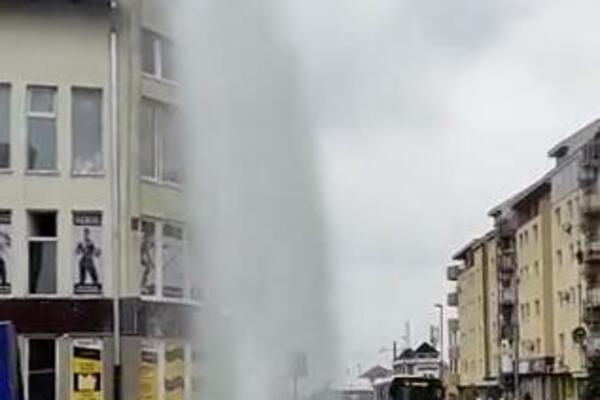 GEJZIR NA ČUKARICI! Voda šiklja na sve strane, ko prođe ovuda biće okupan od glave do pete (VIDEO)