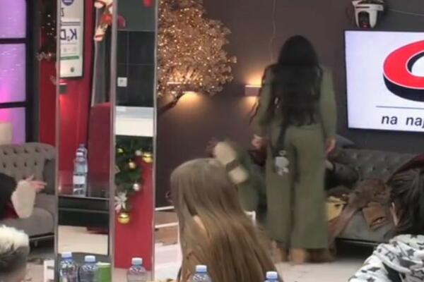 DALILA POMNO POSMATRALA TUČU CARA I MAJE: Uživala dok ih gleda kako URLAJU i ZVERSKI UDARAJU jedno drugog! (VIDEO)