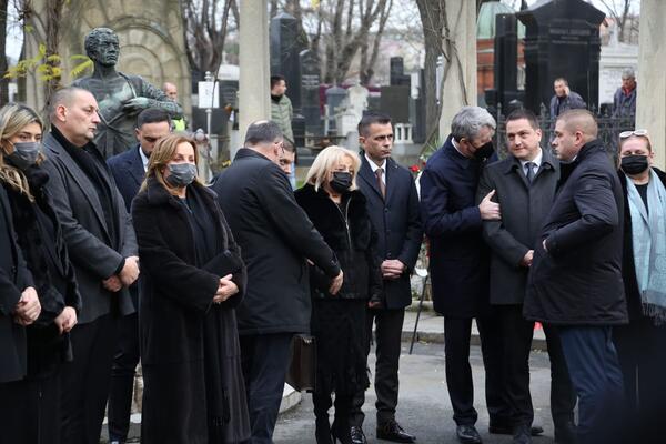 UNUCI SE NE ODVAJAJU OD BEKUTE! Po izrazu lica se vidi da je SKRHANA BOLOM: Svi gledaju u jednom PRAVCU i PLAČU