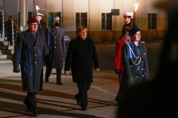 KO SVE POSLE ANGELE MERKEL MOŽE DA NA GLAVU STAVI EVROPSKI ŠLEM: Makron, Šolc ili Dragi?