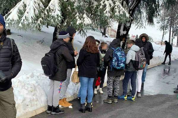 TUŽNA SCENA NA GROBLJU LEŠĆE: Devojčice i dečaci pobegli iz ŠKOLE kako bi se oprostili od svoje Kike!