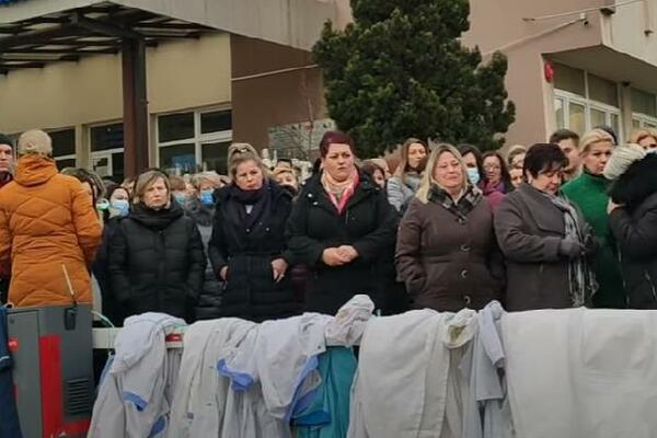 PROTEST ISPRED OPŠTE BOLNICE U KONJICU: Zdravstveni radnici skinuli bele mantile i prestali s radom (VIDEO)