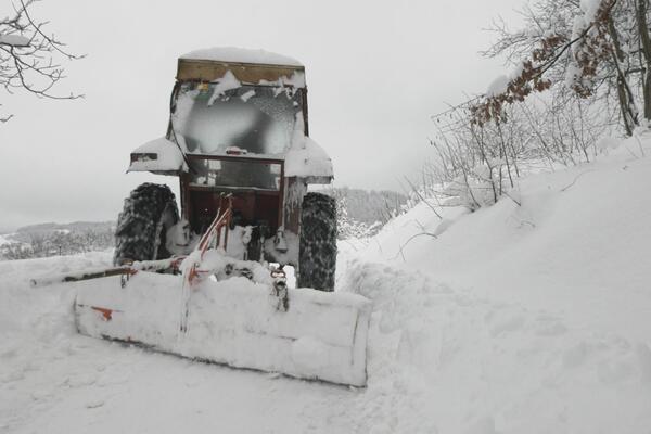 Snežna mećava napravila haos u ovom delu Srbije! Sela ostala bez struje, svi putevi su zavejani!