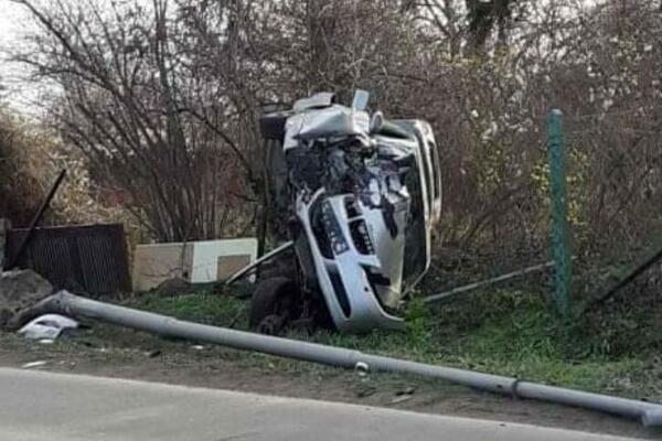 SMRSKAN BMW ZATEČEN PORED PUTA U SREMSKOJ KAMENICI! Niko ne zna šta se desilo vozaču (FOTO)